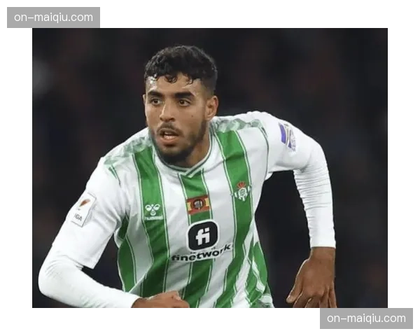 特写镜头：马洛卡后卫在完成关键拦截后向看台怒吼