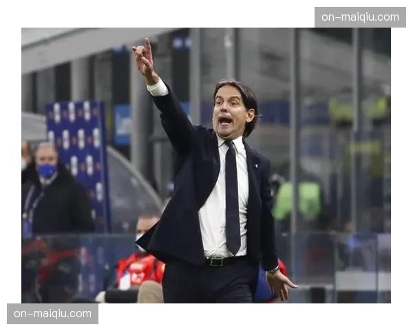 意甲赛场温情一幕:国际米兰南看台展示巨幅TIFO致敬退役老将